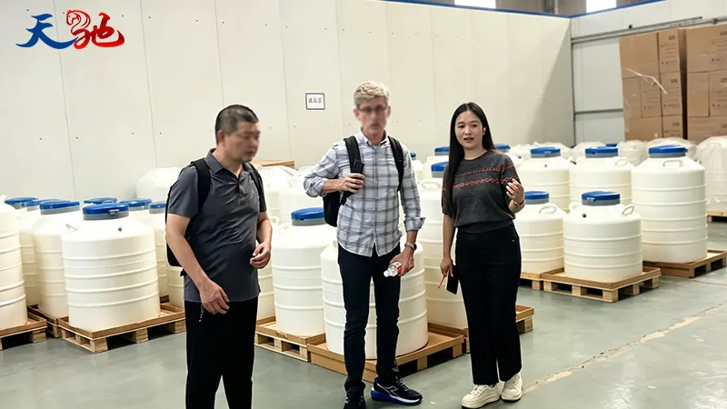 美国专业低温设备客户考察天驰液氮罐质量控制