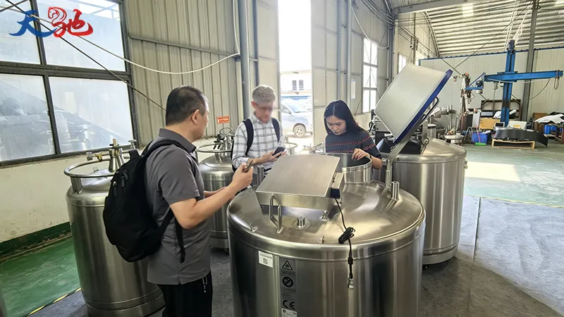 美国专业低温设备客户到访天驰液氮罐工厂