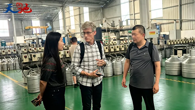 美国专业低温设备客户考察天驰液氮罐工艺