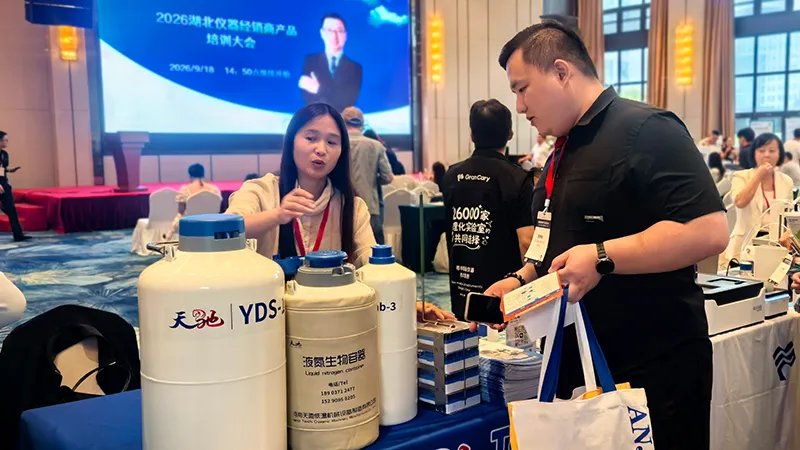 天驰与现场客户面对面交流液氮罐