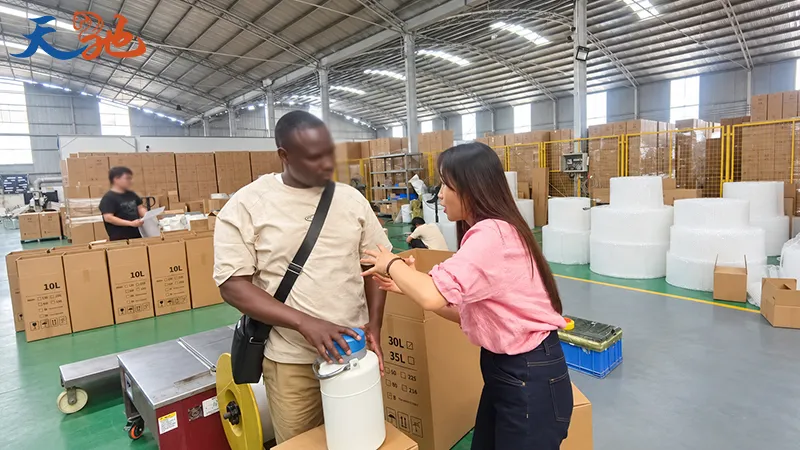客户与天驰液氮罐销售团队现场沟通产品配置